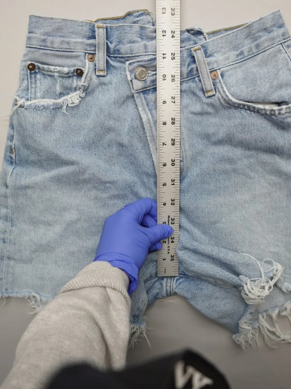 AGOLDE Criss Cross Jean Shorts in Symbol Size 23 - Picture 10 of 12